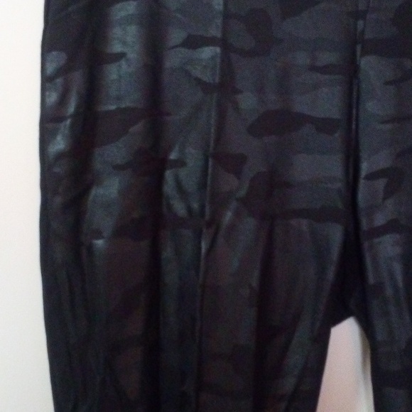 Woman's Pants - Picture 7 of 10